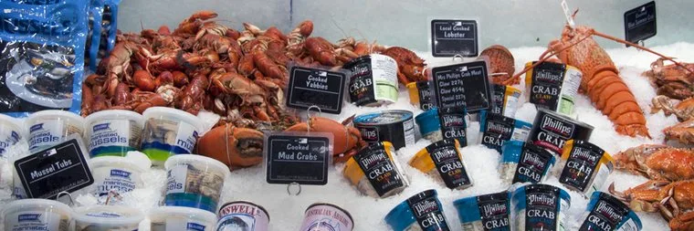 Blue swimmer crabs arranged in rows on crushed ice